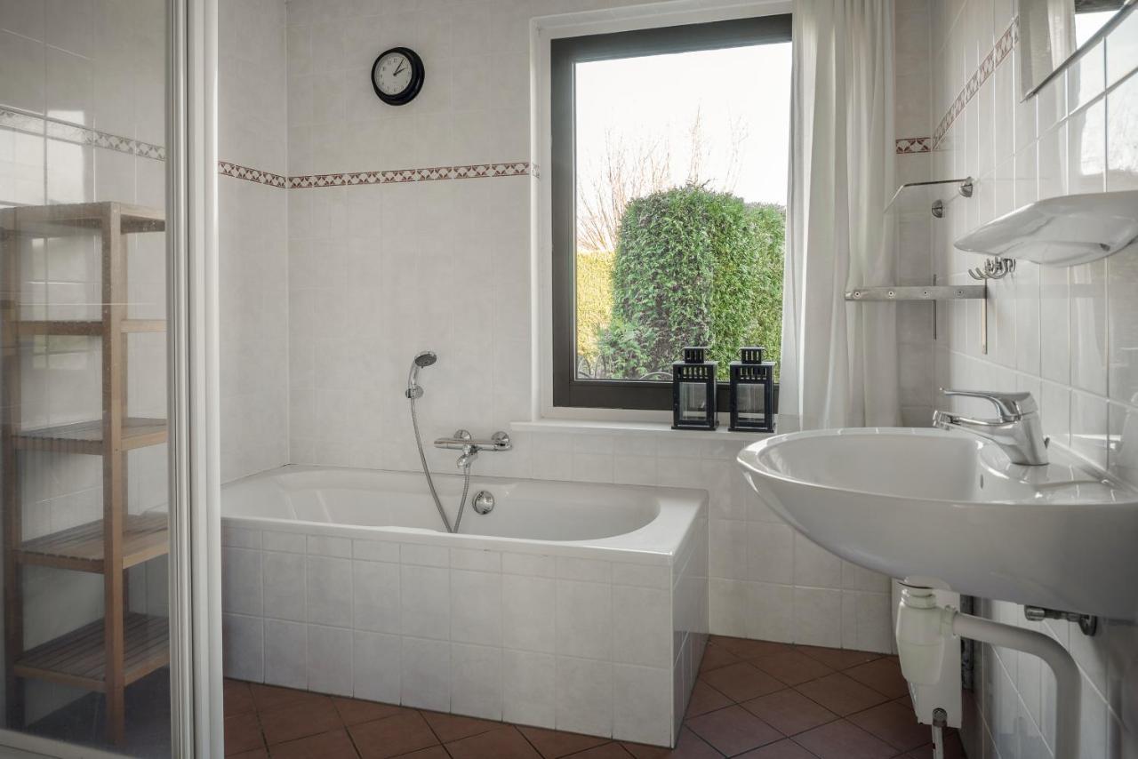 Вилла Wellnesshuis Met Hottub, Ligbad En Grote Tuin Tzummarum Экстерьер фото